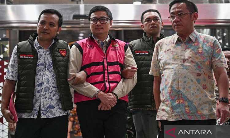Tersangka kasus dugaan tindak pidana korupsi tata kelola program Makan Bergizi Gratis (MBG), Andri Mulyono (kedua kiri), berjalan menuju mobil tahanan di Kejaksaan Agung, Jakarta, Jumat (12/6/2026). Kejaksaan Agung menetapkan Komisaris PT Yasa Artha Trimanunggal (PT YAT) Andri Mulyono sebagai tersangka dalam kasus dugaan korupsi tata kelola program MBG terkait penyediaan motor listrik Emmo yang dibeli Badan Gizi Nasional (BGN). ANTARA FOTO/Fauzan/wsj.