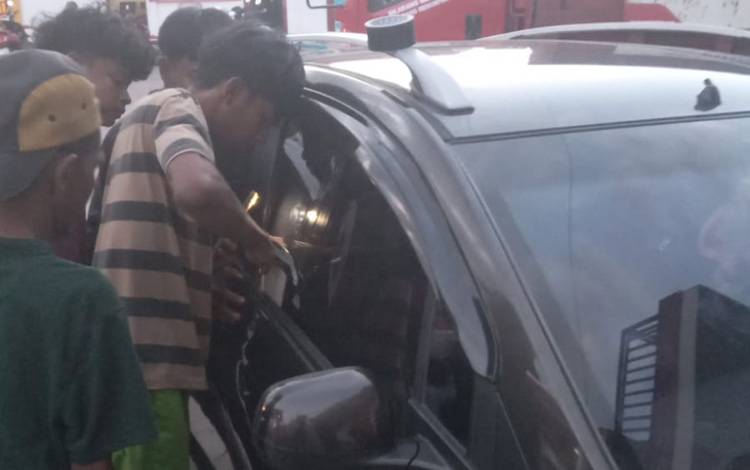 Anak Kecil Terkunci di Dalam Mobil, Kepanikan Sempat Terjadi di SPBU Gambut
