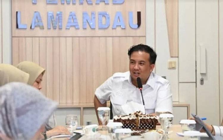 Bupati Lamandau Rizky Aditya Putra memimpin rapat percepatan capaian UHC di ruang rapat kerja Bupati Lamandau. (FOTO: IST)