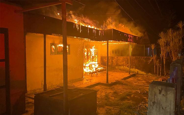 Dua Rumah di Kuala Pembuang Hangus Terbakar, Seorang Korban Alami Luka Bakar