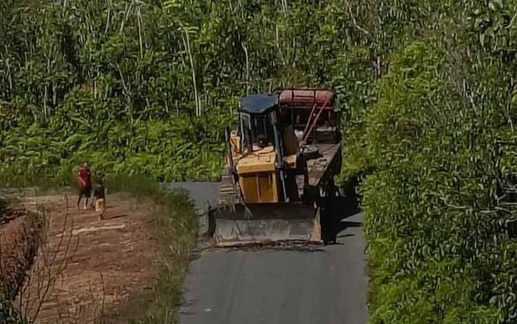Alat Berat Diduga Milik Kontraktor Rusak Aspal Jalan Mentaya Hulu