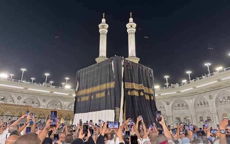 Syahdunya Pergantian Kiswah Sambut Tahun Baru di Tanah Suci