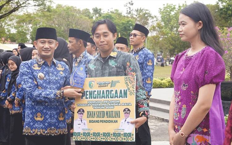 Wali Kota Palangka Raya Berikan Penghargaan Pemuda Pelopor Tahun 2026
