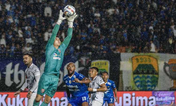 Penjaga gawang Borneo FC Nadeo Argawinata (kedua kiri) menangkap bola di udara pada pertandingan BRI Liga 1 melawan Persib Bandung di Stadion Si Jalak Harupat, Kabupaten Bandung, Jawa Barat, Kamis (25/4/2024). ANTARA FOTO/Novrian Arbi/aww