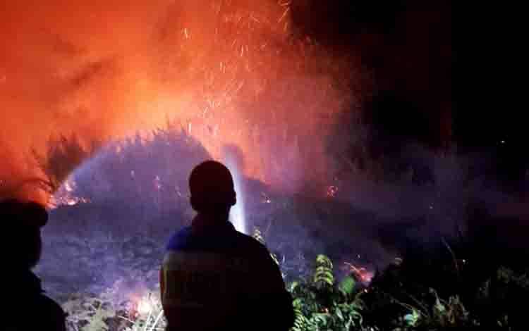 Kebakaran Lahan Ancam Permukiman di Baamang Hulu saat Warga Terlelap