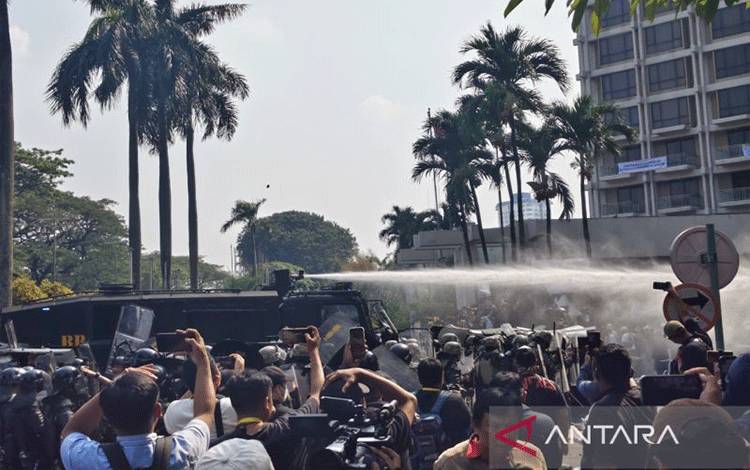 Petugas mengerahkan mobil water canon untuk menghalau pendemo yang menolak eksekusi eks Hotel Sultan di kawasan Gelora Bung Karno, Jakarta, Kamis (18/6/2026). (ANTARA/Fathur Rochman).