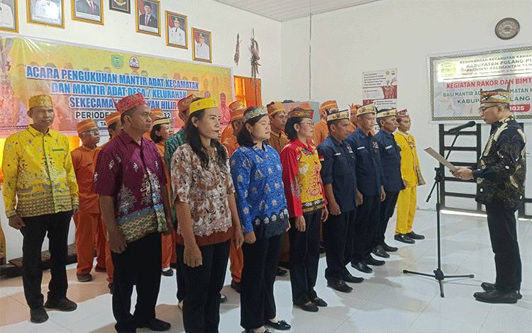 Ketua DAD Pulang Pisau kukuhkan 33 Mantir Adat, Diminta Aktif Layani Masyarakat dan Jaga Kelestarian Budaya