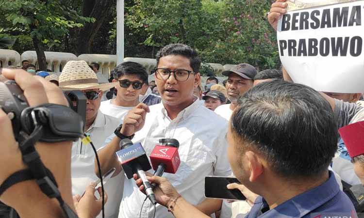 Ketua Koordinator Aliansi Masyarakat Jakarta Selatan Fakhri Ikbar memberikan keterangan kepada wartawan di kawasan Monas, Jakarta Pusat, Kamis (18/6/2026). ANTARA/Ilham Kausar.