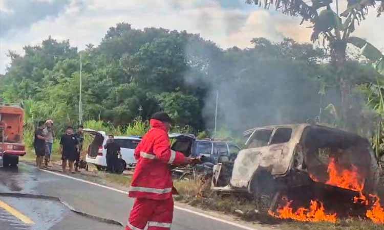 Mobil Terparkir Lama Terbakar di Jalur Palangka Raya - Pulang Pisau