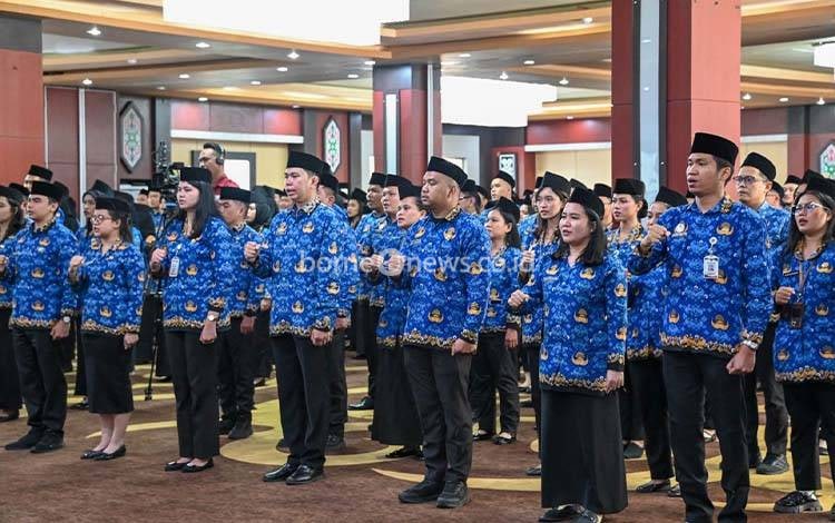 Aparatur Sipil Negara (ASN) saat rangkaian pengambilan sumpah janji di kompleks Kantor Gubernur Kalteng. (FOTO: BIRO ADPIM SETDA KALTENG)