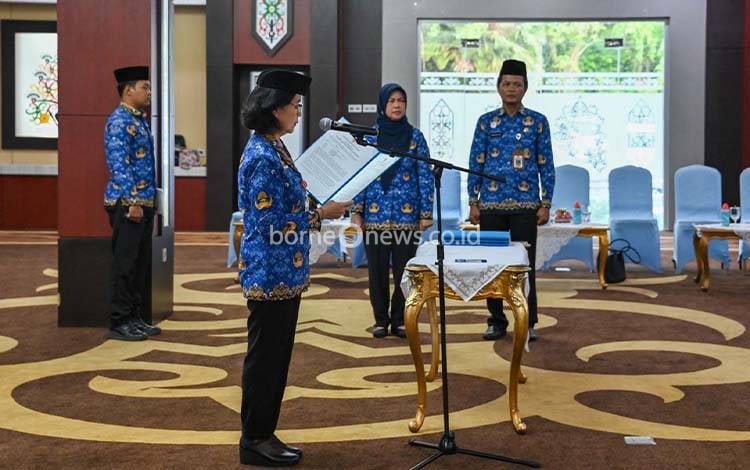 Penjabat (Pj.) Sekretaris Daerah Provinsi Kalimantan Tengah Linae Victoria Aden saat pengambilan sumpah. (FOTO: BIRO ADPIM SETDA KALTENG)