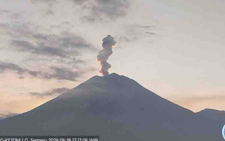 Gunung Semeru Erupsi dengan Tinggi Letusan 1.000 Meter di Atas Puncak