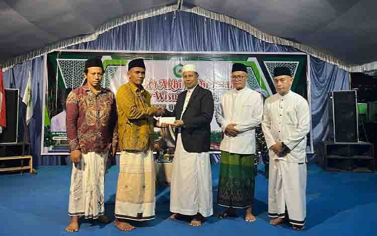 Wabup Seruyan Berikan Tausiyah pada Wisuda Santri Ponpes Darul Ulum Robbi