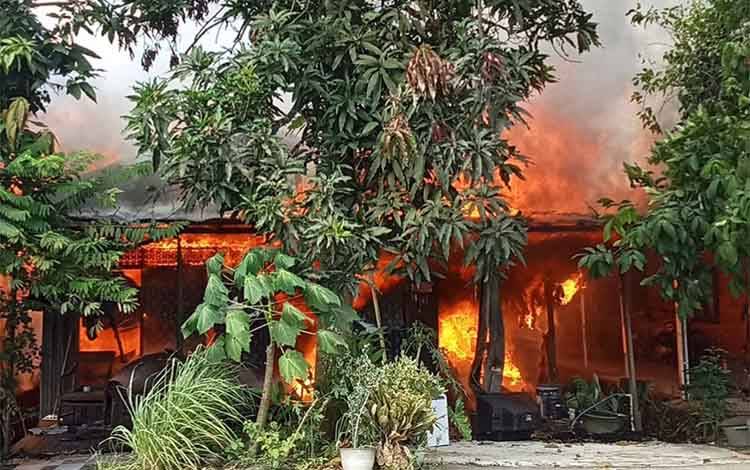 Dua Rumah Terbakar di Tambak Anyar Ilir Martapura