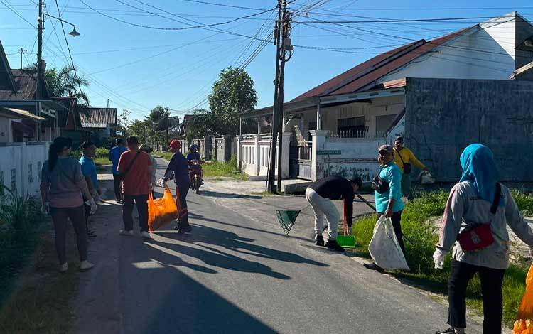 Lurah Langkai Ajak Warga Marina Permai Gotong Royong Bersihkan Drainase