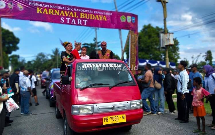 Kontingen Kalteng Bawa Warna Borneo, Karnaval Pesparawi Nasional Curi Perhatian Warga Manokwari