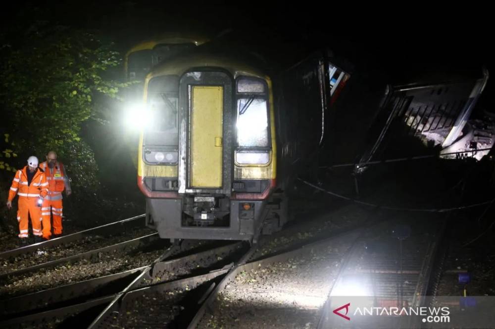 Tabrakan Kereta di Inggris, Masinis Meninggal dan Puluhan Orang Terluka
