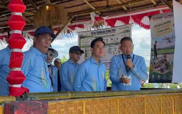 Wakil Presiden RI Gibran Rakabuming (kedua kanan) mendengarkan paparan dari Gubernur Gorontalo Gusnar Ismail (kanan) dan didampingi Menteri Pertanian Andi Amran Sulaiman (kiri) dalam Pekan Nasional (PENAS) Petani Nelayan XVII Tahun 2026 di Gorontalo, Sabtu (20/6/2026). (ANTARA/Prisca Triferina)