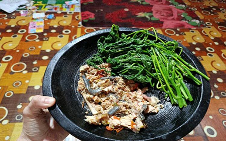 Kuliner Luntuh Dawen Jawau, Sajian Ikan Sungai yang Diulek dengan Ulekan Kayu Ulin