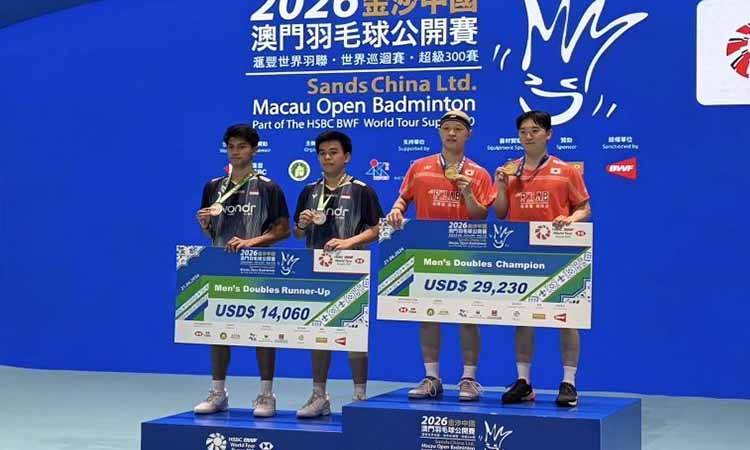 Ganda putra Indonesia Devin Artha Wahyudi/Ali Faathir Rayhan (kiri) bersama pasangan Korea Selatan Jin Yong / Lee Jongmin (kanan) dalam upacara penerimaan medali Macau Open 2026 di Macau, China, Minggu (21/6/2026). (ANTARA/HO-PBSI)