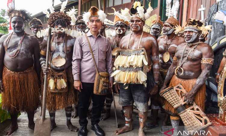Wakil Presiden Gibran Rakabuming Raka (tengah) berfoto dengan warga suku Asmat saat meninjau Museum Kebudayaan dan Kemajuan Asmat di Kabupaten Asmat, Papua Selatan, Minggu (21/6/2026). Dalam kunjungan kerja ke Asmat tersebut Wapres meninjau Museum Kebudayaan dan Kemajuan Asmat dan memantau progres pembangunan Gereja Katedral Salin Suci Baru serta peninjauan Sekolah Lapang Sagu Keuskupan Agats dan RSUD Perpetua J. Safanpo. ANTARA FOTO/Indrianto Eko Suwarso/agr