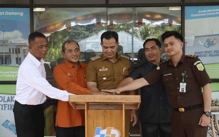Bupati Pulang Pisau Ahmad Rifa'i bersama jajaran BPS, Kejaksaan Negeri dan Forkopimda melakukan pencanangan Sensus Ekonomi 2026 di halaman Kantor BPS Kabupaten Pulang Pisau, Senin,22 Juni 2026. Kegiatan ini menandai dimulainya persiapan pendataan ekonomi guna memperoleh data akurat sebagai dasar penyusunan kebijakan pembangunan daerah dan nasional. (FOTO: RETHA)