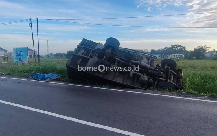 Truk Terbalik di Sungai Ulin Banjarbaru, Seorang Perempuan Jadi Korban