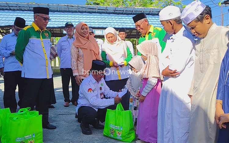 100 Anak Yatim dan Penyandang Disabilitas di Kapuas Terima Bantuan Muharram