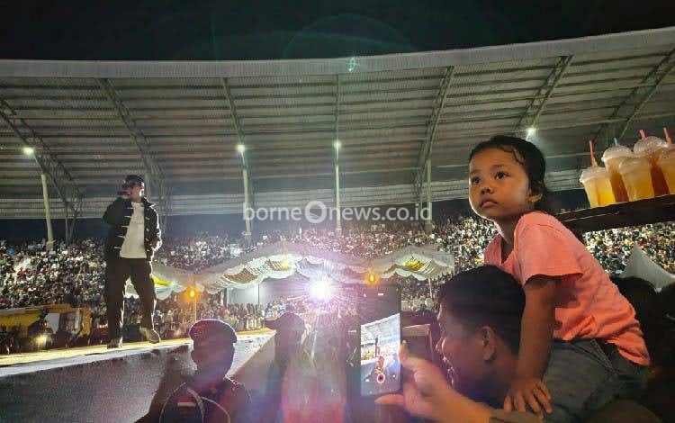 Tribun Stadion Penuh, Artis Ini Berhasil Menghibur Masyarakat Gunung Mas di Penutupan FBMM 2026