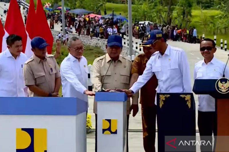 Tangkapan layar - Presiden Prabowo Subianto secara simbolis meresmikan pembangunan jalan daerah sepanjang 1.151 kilometer di Kabupaten Sampang, Jawa Timur, Selasa (23/6/2026). (ANTARA/YouTube Sekretariat Presiden/Maria Cicilia Galuh)