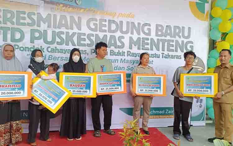 Wali Kota Palangka Raya Serahkan Rp135 Juta Bantuan Sosial Berobat