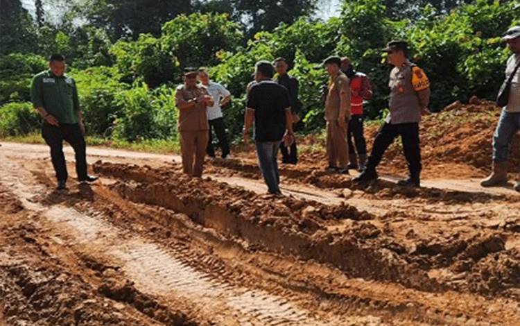 Camat Mentaya Hulu Pastikan Persiapan MTQ Lancar, Fokus Perbaikan Jalan Bersama Masyarakat