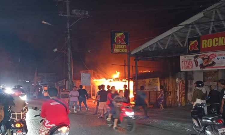 Kebakaran Melanda Kawasan Sungai Andai Banjarmasin dan Sejumlah Kios Terbakar