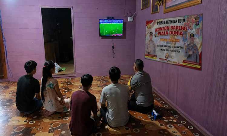 Polisi Amankan Nobar Piala Dunia di Tumbang Sanamang, Wujud Kehadiran Polri di Tengah Masyarakat