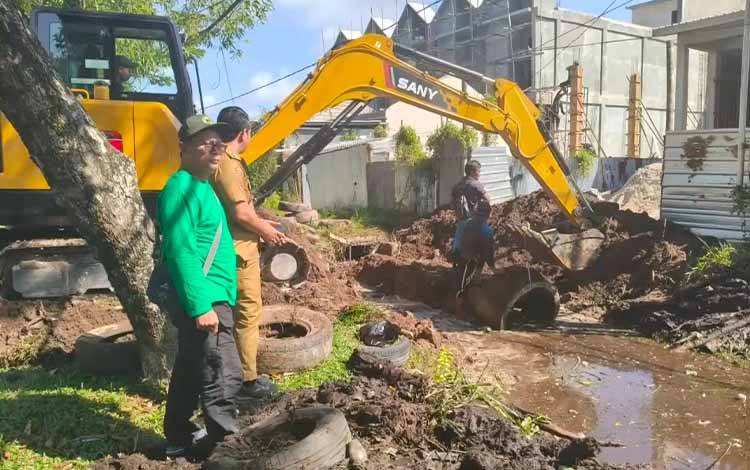 Lurah Langkai Ajak Warga Gotong Royong Jaga Kebersihan Saluran Air Cegah Genangan