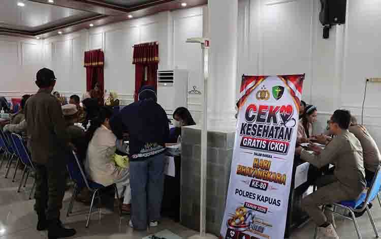 87 Warga Kapuas Manfaatkan Layanan Kesehatan Gratis Hari Bhayangkara di Polres Kapuas