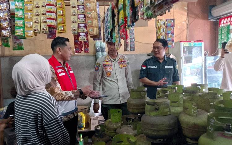 Kepala Bidang Perdagangan DPKUKMP Kota Palangka Raya, Fajar Bhakti saat melakukan sidak distribusi dan penjualan LPG subsidi 3 kilogram. (Foto : PATHUR)