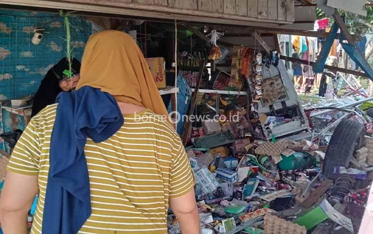 Mobil Tabrak Warung di Tambak Sirang Darat, Sejumlah Korban Dilarikan ke RS
