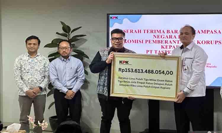 Direktur Pelacakan Aset, Pengelolaan Barang Bukti, dan Eksekusi Komisi Pemberantasan Korupsi Mungki Hadipratikto (kanan) secara simbolis menyerahkan barang rampasan sekitar Rp153 miliar kepada PT TASPEN (Persero) melalui Direktur Utama TASPEN Rony Hanityo Aprianto (kedua kanan), di Rumah Penyimpanan Benda Sitaan Negara (Rupbasan) KPK, Jakarta, Rabu (24/6/2026). ANTARA/Rio Feisal