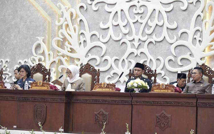 Wakil Ketua I DPRD Kalteng Riska Agustin saat memimpin rapat paripurna ke-3 Masa Persidangan III Tahun Sidang 2026 Kamis, 25 Juni 2026. (Foto : PATHUR)