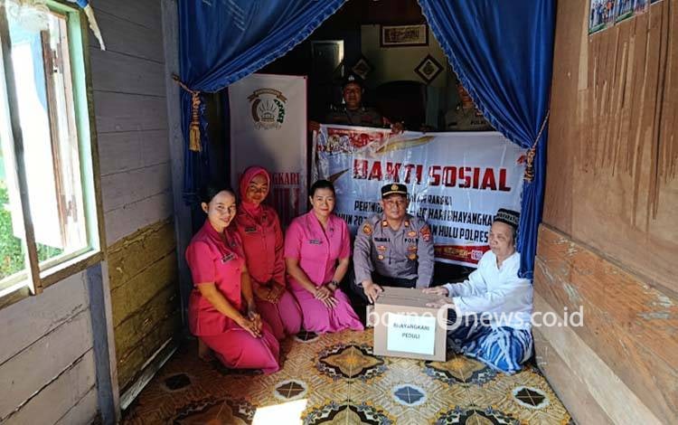 Hidup dalam Keterbatasan, Suryadarma Terharu Dapat Bantuan Sosial Polsek Katingan Hulu