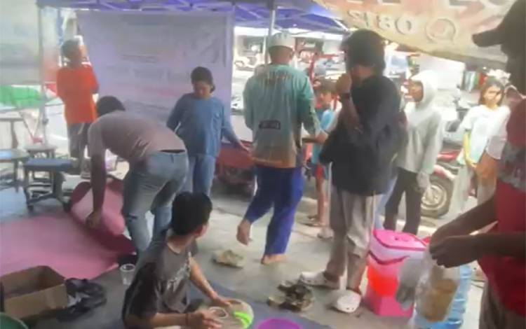 Dalam 30 Menit, Bubur Asyura di Jalan Soeprapto Kapuas Ludes Diserbu Warga
