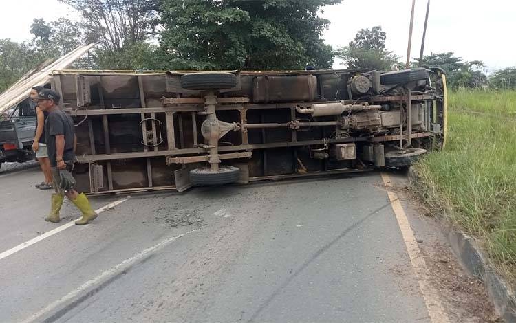 Truk Angkutan Terbalik di Jalan Tol Arah Liang Anggang, Tiga Terluka
