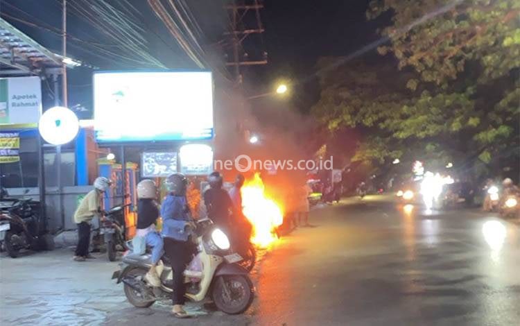Sepeda Motor Terbakar di Jalan Japri Zamzam Banjarmasin