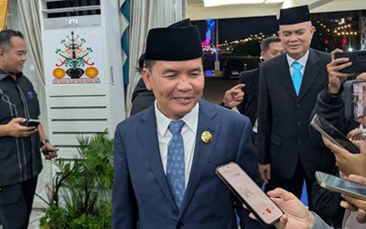 Gubernur Kalimantan Tengah Agustiar Sabran meminta para pejabat yang baru dilantik tetap menjaga kualitas pelayanan public dan terus berinovasi. (FOTO:HERMAWAN DP)