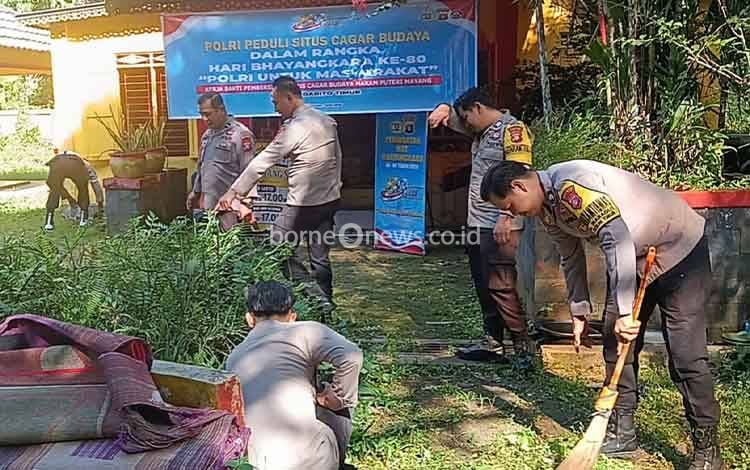 Polsek Dusun Timur Rawat Situs Makam Putri Mayang dan Salurkan Bansos untuk Warga