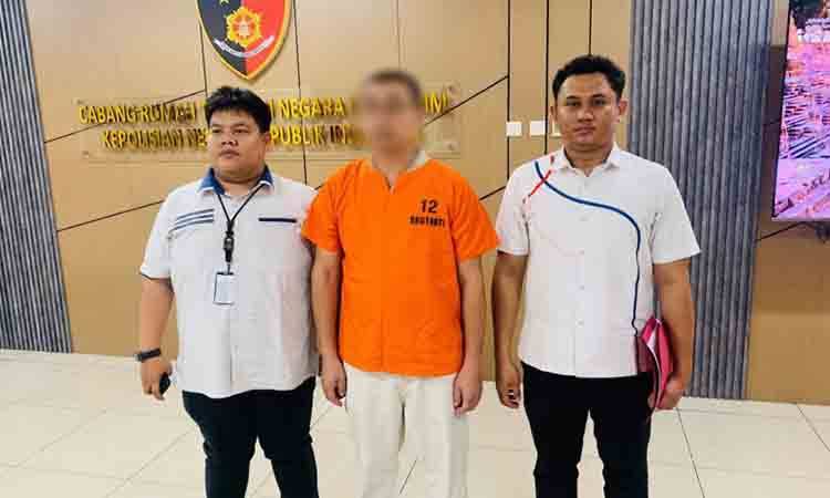 Penyidik Direktorat Tindak Pidana Tertentu (Dittipidter) Bareskrim Polri menahan Direktur Utama PT Mitra Mentari Sentosa (MMS), Whu Zeng Xie (tengah), terkait kasus dugaan manipulasi data ekspor minyak turunan sawit melalui modus under invoicing. ANTARA/HO-Dittipidter Bareskrim Polri