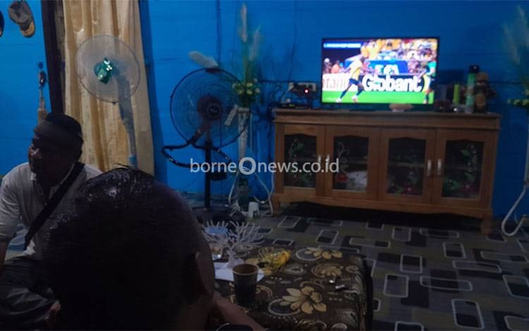 Aktivitas masyarakat Tumbang Sanamang saat sedang Nobar Piala Dunia 2026. (Foto: MARINI)
