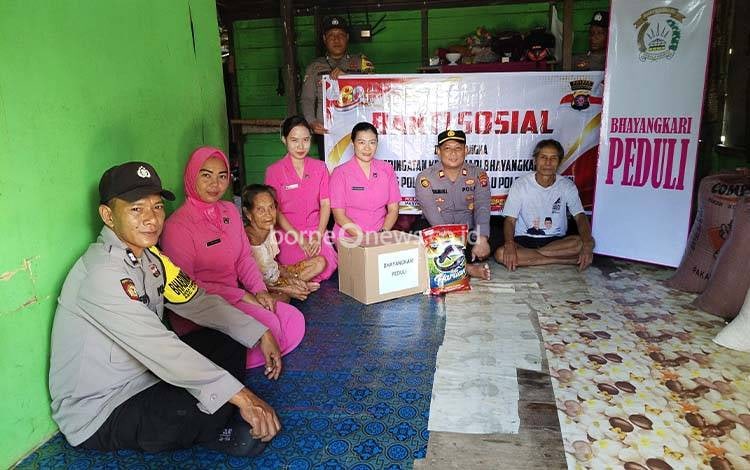 Sentuhan HUT ke-80 Bhayangkara, Polsek Katingan Hulu Bantu Lansia 80 Tahun