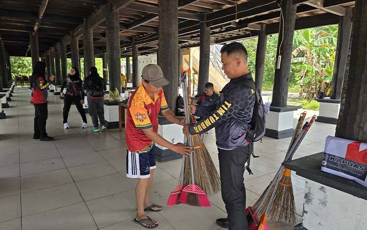 Rumah Betang Menggatang Utus Kapuas Hilir Dibersihkan